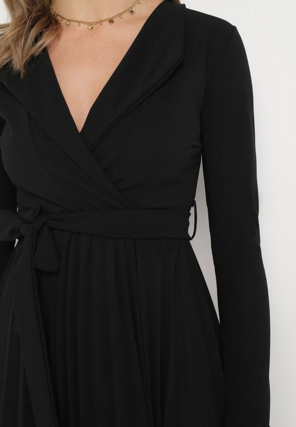 Born2be - Czarna Midi Sukienka z Plisowanym Dołem i Kopertowym Dekoltem z Materiałowym Paskiem Obebba. Kolor: czarny. Materiał: materiał. Typ sukienki: kopertowe. Styl: elegancki. Długość: midi