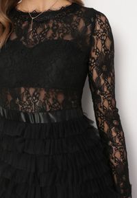 Born2be - Czarna Maxi Sukienka Rozkloszowana z Koronkową Górą i Tiulowymi Falbankami Firina. Typ kołnierza: kołnierz z falbankami. Kolor: czarny. Materiał: tiul, koronka. Długość: maxi #7