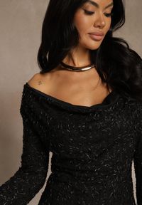 Renee - Czarna Dopasowana Sukienka z Fakturowanej Tkaniny z Lejącym Dekoltem Tiweda. Okazja: na imprezę. Kolor: czarny. Materiał: tkanina. Długość rękawa: długi rękaw #3