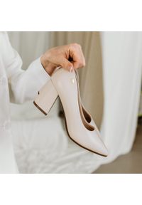 POTOCKI - Beżowe czółenka damskie Potocki 41314. Okazja: na komunię, na co dzień, na ślub cywilny, na imprezę, na wesele. Kolor: beżowy. Materiał: skóra. Szerokość cholewki: normalna. Sezon: wiosna, lato, jesień. Obcas: na słupku. Styl: wizytowy, casual, klasyczny, elegancki #1