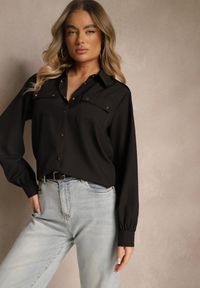 Renee - Czarna Koszula z Wiskozą Ozdobiona Pagonami Isenira. Okazja: do pracy. Kolor: czarny. Materiał: wiskoza. Wzór: aplikacja. Styl: elegancki