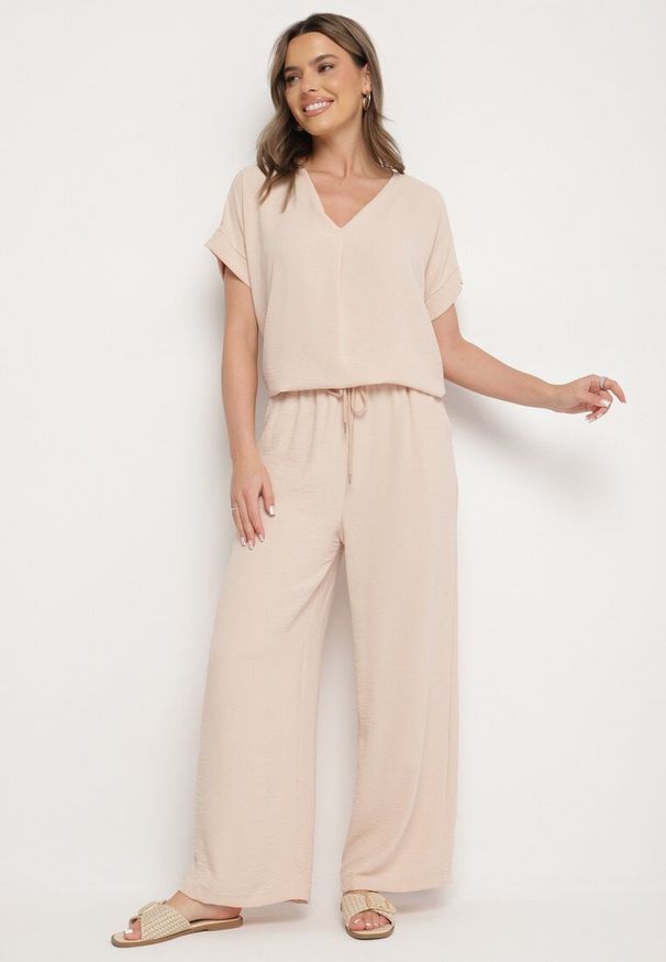 Born2be - Jasnobeżowy Komplet z Wiskozą Koszulka z Krótkim Rękawem i Luźne Spodnie na Gumce z Kieszniami Efraline. Kolor: beżowy. Materiał: wiskoza