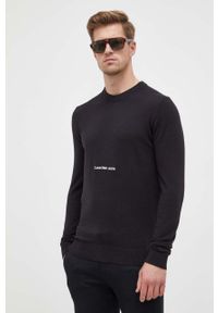 Calvin Klein Jeans sweter bawełniany kolor czarny lekki. Kolor: czarny. Materiał: bawełna. Wzór: aplikacja. Styl: klasyczny #1