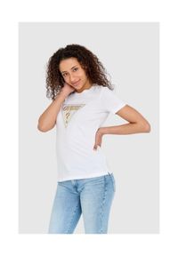 Guess - GUESS Biały t-shirt damski ze złotym haftowanym cyrkoniami logotypem slim fit, Rozmiar S. Kolor: biały. Materiał: bawełna. Wzór: haft