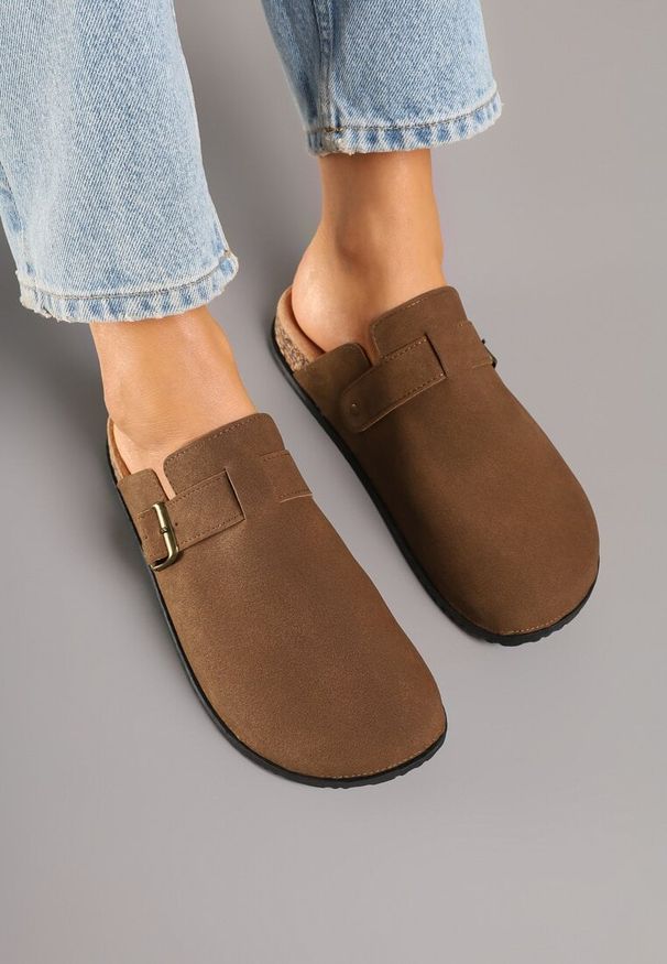 Born2be - Brązowe Klapki w Stylu Chodaków z Klamrami Uliadriela. Okazja: na imprezę, na co dzień, na spacer. Kolor: brązowy. Materiał: jeans. Sezon: lato. Styl: klasyczny, casual
