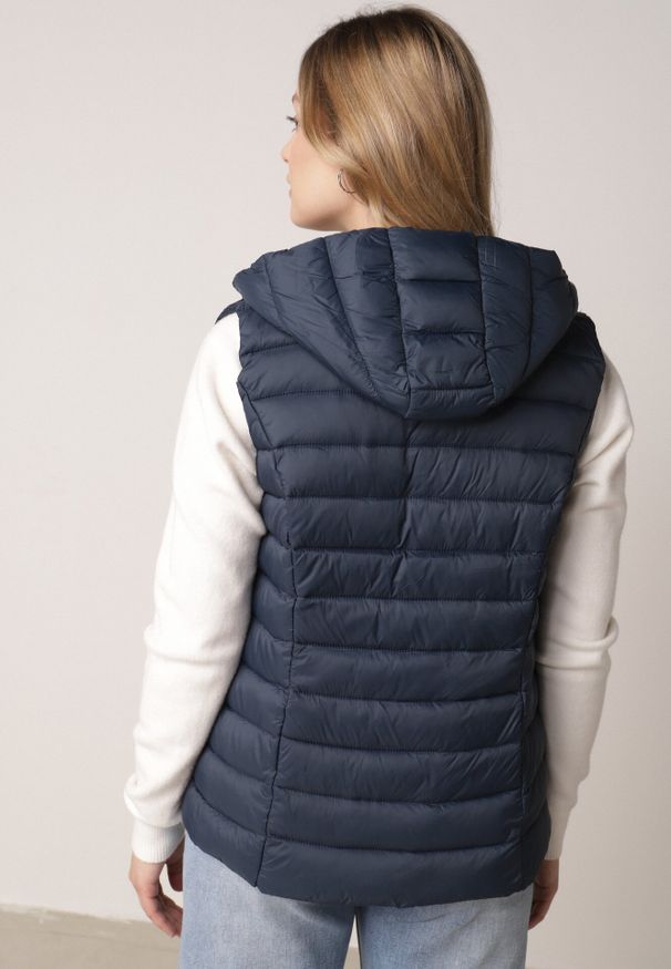 Born2be - Granatowa Pikowana Kamizelka Przejściowa z Kapturem Neanissa. Okazja: na co dzień. Typ kołnierza: kaptur. Kolor: niebieski. Materiał: jeans. Styl: casual