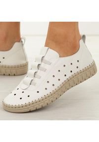 Białe skórzane półbuty damskie Filippo Dp7619/26. Okazja: na spacer, na co dzień. Nosek buta: okrągły. Kolor: biały. Materiał: skóra. Szerokość cholewki: normalna. Sezon: wiosna, lato. Styl: casual, elegancki, klasyczny #1