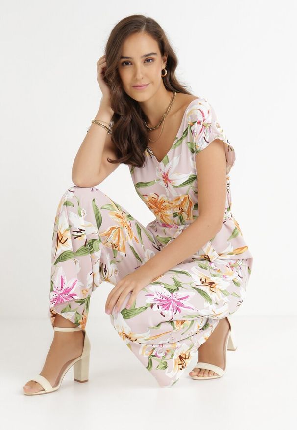 Born2be - Jasnoróżowy Kombinezon Arola. Kolor: różowy. Materiał: tkanina, materiał. Długość rękawa: na ramiączkach. Długość: długie. Wzór: aplikacja