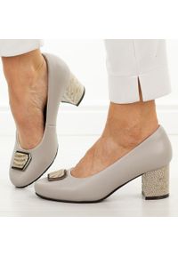 POTOCKI - Szare skórzane czółenka damskie Potocki 19411. Okazja: na ślub cywilny, na wesele, na imprezę. Nosek buta: okrągły. Kolor: szary. Szerokość cholewki: normalna. Materiał: skóra. Sezon: wiosna, jesień, lato. Obcas: na obcasie. Styl: elegancki, klasyczny, wizytowy. Wysokość obcasa: średni #1