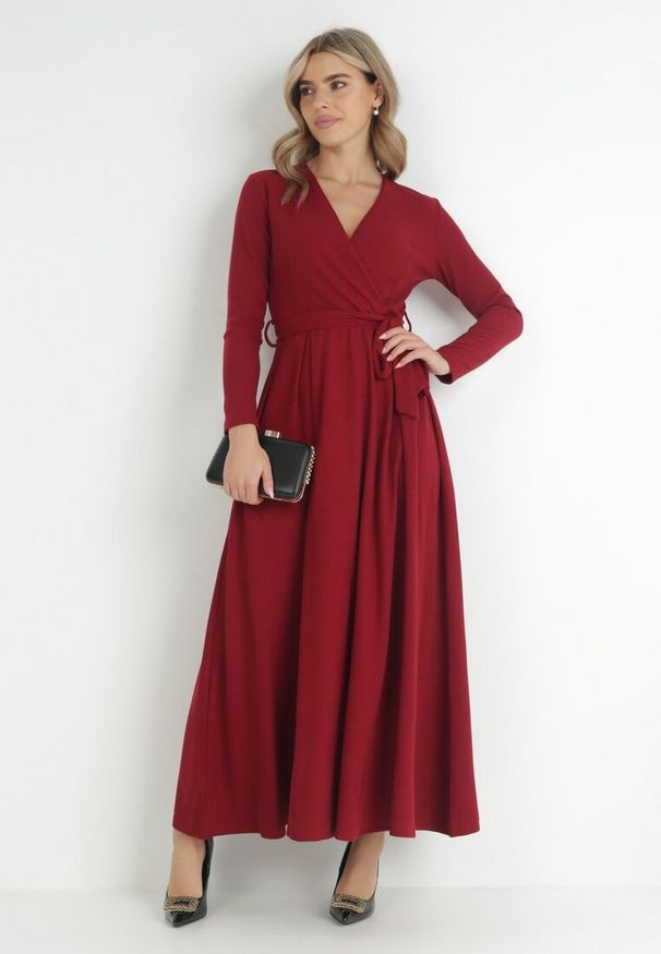 Born2be - Bordowa Sukienka Damialla. Typ kołnierza: dekolt w kształcie V. Kolor: czerwony. Materiał: dzianina. Długość rękawa: długi rękaw. Wzór: gładki. Typ sukienki: rozkloszowane, kopertowe. Styl: wizytowy, elegancki. Długość: maxi