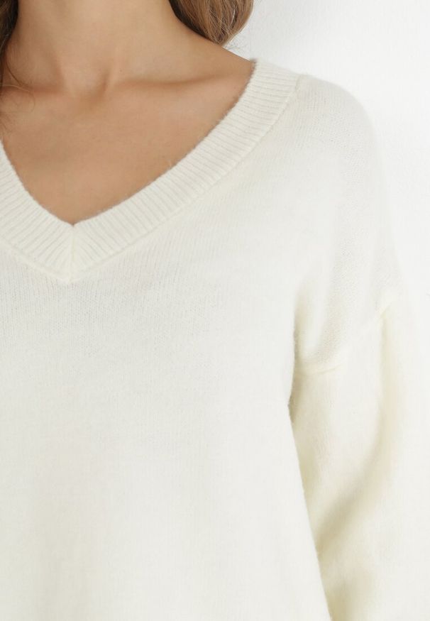 Born2be - Biały Sweter z Wiskozy Oversize Yorate. Okazja: na co dzień. Typ kołnierza: dekolt w serek. Kolor: biały. Materiał: wiskoza. Długość rękawa: długi rękaw. Długość: długie. Styl: wizytowy, elegancki, casual