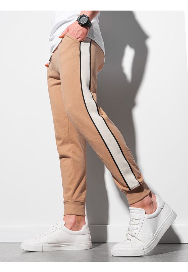 Ombre Clothing - Spodnie męskie dresowe joggery - jasnobrązowe P947 - M. Okazja: na co dzień. Kolor: brązowy. Materiał: dresówka. Styl: casual