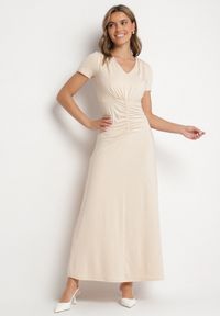 Born2be - Jasnobeżowa Sukienka z Marszczeniami Taliowana z Dodatkiem Wiskozy Arelona. Okazja: na co dzień. Typ kołnierza: dekolt w kształcie V. Kolor: beżowy. Materiał: wiskoza. Długość rękawa: krótki rękaw. Typ sukienki: proste. Styl: casual #6