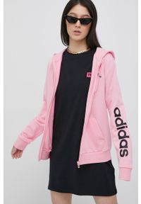 Adidas - adidas bluza damska kolor różowy z kapturem z nadrukiem. Okazja: na co dzień. Typ kołnierza: kaptur. Kolor: różowy. Materiał: materiał. Wzór: nadruk. Styl: casual