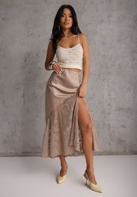 Renee - Beżowa Satynowa Spódnica Ozdobiona Rozcięciem na Nogę i Koronką Saviraet. Kolor: beżowy. Materiał: satyna, koronka. Wzór: aplikacja, koronka. Styl: elegancki #1