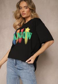 Renee - Czarny T-shirt o Kroju Oversize z Nadrukowanym Napisem Ilorella. Okazja: na co dzień. Kolor: czarny. Materiał: jeans. Wzór: napisy. Styl: casual, elegancki