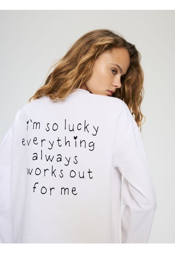 Reserved - Longsleeve z napisami - biały. Kolor: biały. Materiał: bawełna. Długość rękawa: długi rękaw. Wzór: napisy