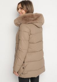 Born2be - Ciemnobeżowa Taliowana Kurtka Pikowana z Kapturem z Futrem Nalaseva. Okazja: na co dzień. Typ kołnierza: kaptur. Kolor: beżowy. Materiał: futro. Sezon: zima. Styl: casual, elegancki #3