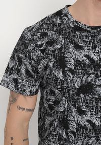 Born2be - Czarna Koszulka z Bawełny w Abstrakcyjny Print Laeliana. Okazja: na co dzień. Kolor: czarny. Materiał: bawełna. Wzór: nadruk. Styl: casual #5