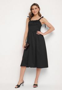 Born2be - Czarna Rozkloszowana Sukienka Vices na Wiązanych Ramiączkach Natavine. Okazja: na imprezę, na co dzień. Typ kołnierza: dekolt kwadratowy. Kolor: czarny. Materiał: jeans, poliester. Długość rękawa: na ramiączkach. Sezon: lato. Styl: casual, klasyczny #7