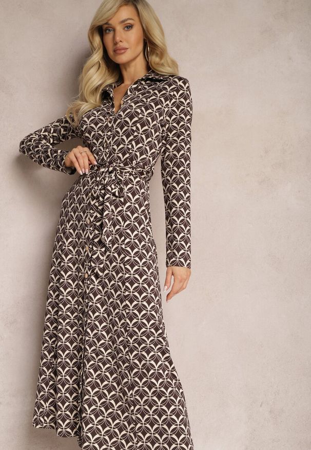 Renee - Brązowa Koszulowa Sukienka Midi Ozdobiona Geometrycznym Wzorem i Wiązanym Paskiem Aripel. Kolor: brązowy. Materiał: materiał. Wzór: aplikacja, geometria. Typ sukienki: koszulowe. Styl: elegancki. Długość: midi