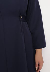 Born2be - Granatowa Sukienka Mini z Paskiem Perdel. Kolor: niebieski. Wzór: paski. Długość: mini