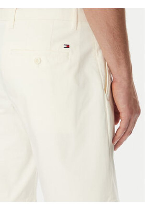 TOMMY HILFIGER - Tommy Hilfiger Szorty materiałowe Brooklyn MW0MW23563 Écru Regular Fit. Materiał: bawełna