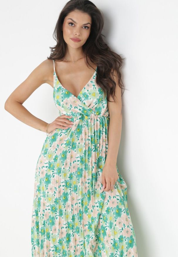 Born2be - Zielona Plisowana Sukienka Maxi na Cienkich Regulowanych Ramiączkach Iazza. Kolor: zielony. Długość rękawa: na ramiączkach. Wzór: kwiaty, nadruk, aplikacja. Długość: maxi