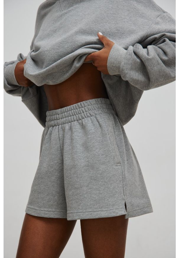 Marsala - Szorty z dzianiny dresowej w kolorze DEEP GREY MELANGE - LE PETIT. Okazja: na co dzień. Stan: podwyższony. Materiał: dresówka, dzianina. Wzór: melanż. Styl: casual, sportowy