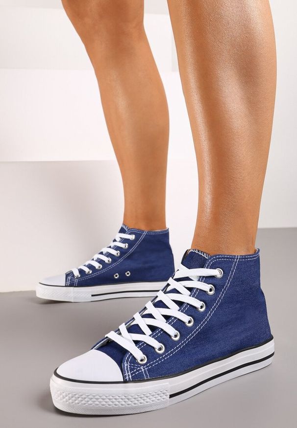 Born2be - Granatowe Klasyczne Trampki za Kostkę ze Sznurowaniem Hulagia. Okazja: na co dzień. Wysokość cholewki: za kostkę. Nosek buta: okrągły. Zapięcie: sznurówki. Kolor: niebieski. Materiał: materiał, jeans. Styl: klasyczny