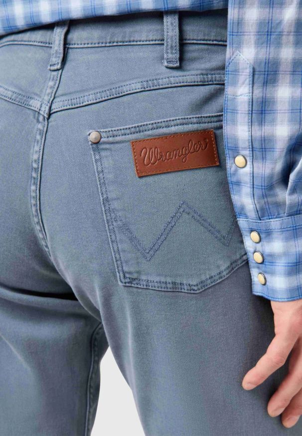 Wrangler - WRANGLER MĘSKIE SPODNIE JEANSOWE GREENSBORO DUSTY BLUE 112362404
