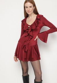 Born2be - Bordowa Taliowana Sukienka Zdobiona Falbankami Tiraneda. Okazja: na imprezę. Typ kołnierza: kołnierz z falbankami. Kolor: czerwony. Wzór: aplikacja. Typ sukienki: proste. Styl: elegancki #3