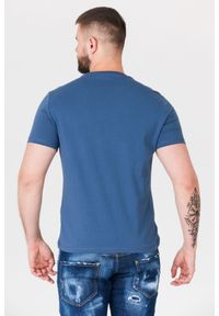 Guess - GUESS Niebieski t-shirt męski z aplikacją z logo. Kolor: niebieski. Wzór: aplikacja