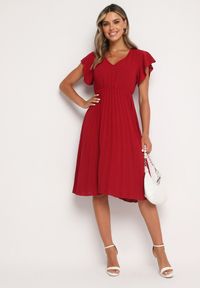 Born2be - Bordowa Sukienka Plisowana o Rozkloszowanym Fasonie i Trójkątnym Dekolcie Rissara. Okazja: na co dzień, na spotkanie biznesowe. Kolor: czerwony. Materiał: skóra, materiał. Długość rękawa: krótki rękaw. Styl: casual, elegancki, biznesowy #1