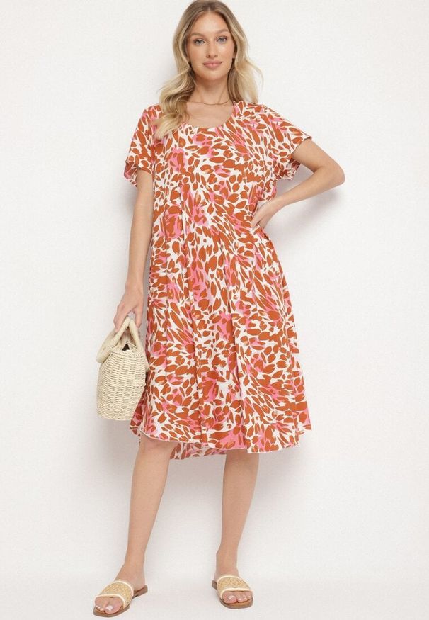 Born2be - Ciemnoróżowa Sukienka z Wiskozy o Rozkloszowanym Kroju w Panterkę Luneira. Okazja: na co dzień. Kolor: różowy. Materiał: wiskoza. Długość rękawa: krótki rękaw. Wzór: motyw zwierzęcy. Typ sukienki: rozkloszowane. Styl: casual, klasyczny