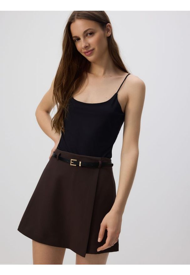 Reserved - Spódnico-szorty z paskiem - ciemnobrązowy. Kolor: brązowy. Materiał: tkanina, wiskoza. Styl: klasyczny