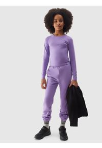 4f - Spodnie dresowe joggery dziewczęce - fioletowe. Okazja: na co dzień. Kolor: fioletowy. Materiał: dresówka. Wzór: gładki, ze splotem. Styl: sportowy, casual #1