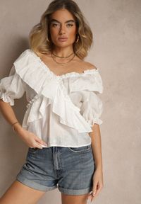 Renee - Biała Bluzka z Falbankami i Bufiastymi Rękawami Aliviera. Okazja: na co dzień. Typ kołnierza: kołnierz z falbankami. Kolor: biały. Materiał: jeans. Styl: casual, elegancki