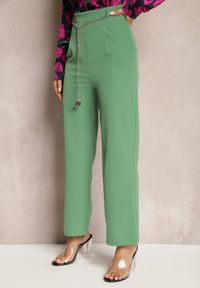Renee - Zielone Eleganckie Spodnie z Rozszerzanymi Nogawkami Wykończone Ozdobnym Łańcuszkiem w Pasie Hamophona. Okazja: na spotkanie biznesowe. Stan: podwyższony. Kolor: zielony. Styl: elegancki #4