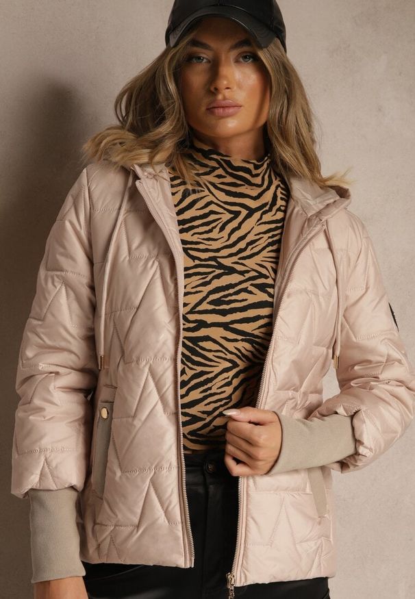 Renee - Złoto-Różowa Kurtka z Pikowanymi Przeszyciami Kapturem i Warstwowymi Rękawami Tulamia. Okazja: na co dzień. Kolor: złoty. Materiał: jeans. Styl: casual