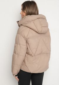 Born2be - Beżowa Pikowana Kurtka Puffer z Kapturem i Kieszonką przy Rękawie Galieana. Okazja: na spacer. Typ kołnierza: kaptur. Kolor: brązowy. Materiał: jeans, dzianina. Styl: sportowy, elegancki #6