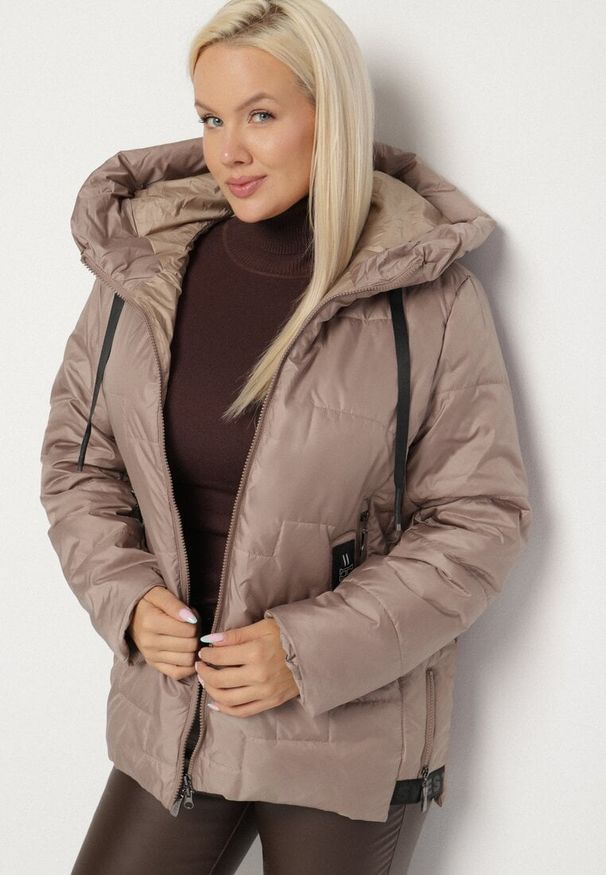 Born2be - Ciemnobeżowa Pikowana Kurtka z Kapturem i Ozdobnymi Suwakami Tulirisa. Okazja: na co dzień. Typ kołnierza: kaptur. Kolekcja: plus size. Kolor: beżowy. Materiał: jeans. Styl: sportowy, casual