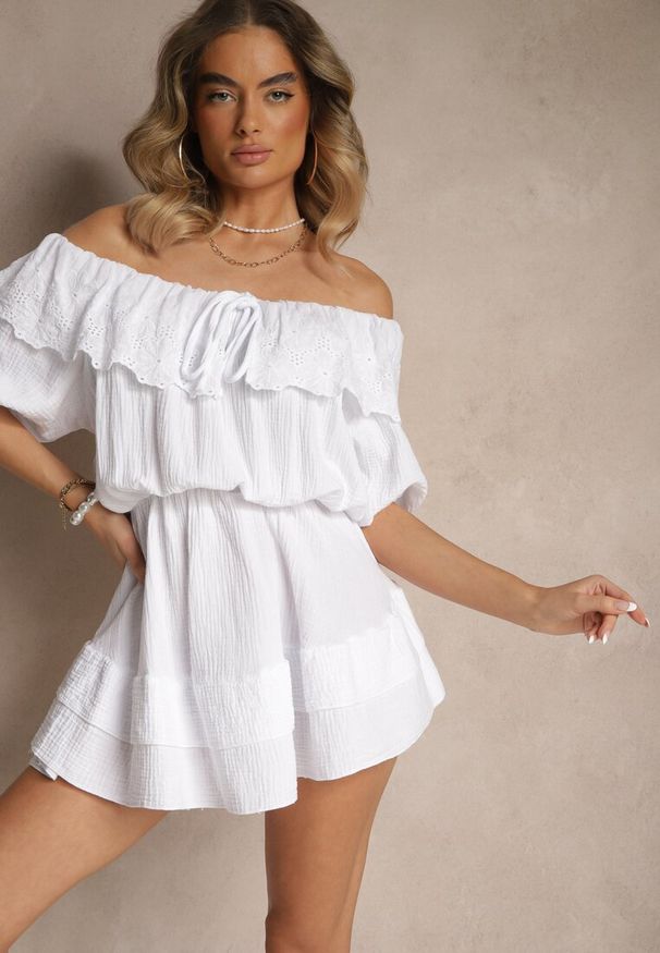 Renee - Biała Sukienka z Bawełny Ozdobiona Ażurową Falbaną Ranisse. Okazja: na co dzień, na spacer. Kolor: biały. Materiał: bawełna. Wzór: ażurowy, aplikacja. Sezon: lato. Styl: casual, elegancki