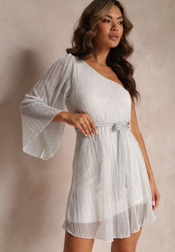 Renee - Jasnoszara Rozkloszowana Sukienka na Jedno Ramię z Metaliczną Nitką i Wiązanym Paskiem Dionthea. Kolor: szary. Materiał: materiał. Styl: elegancki