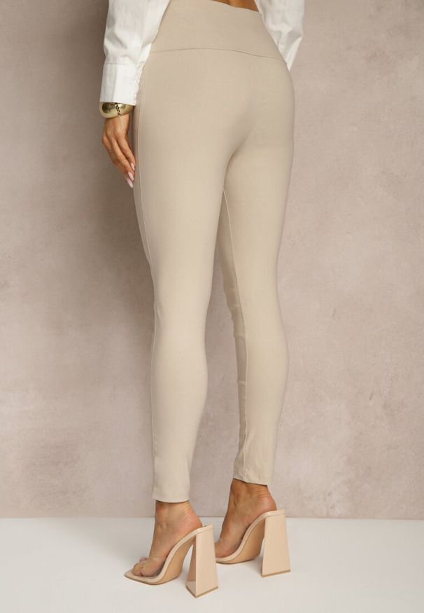 Renee - Jasnobeżowe Legginsy High Waist z Ozdobnymi Guzikami Kolowenia. Okazja: na co dzień. Stan: podwyższony. Kolor: beżowy. Styl: casual, elegancki