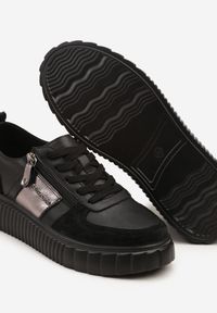 Born2be - Czarne Skórzane Sneakersy Zdobione Metaliczną Wstawką Cerelie. Kolor: czarny. Materiał: skóra. Wzór: aplikacja