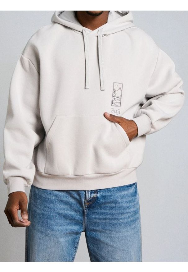 Sinsay - Bluza z kapturem Comfort Fit z haftem - kremowy. Typ kołnierza: kaptur. Kolor: kremowy. Wzór: haft