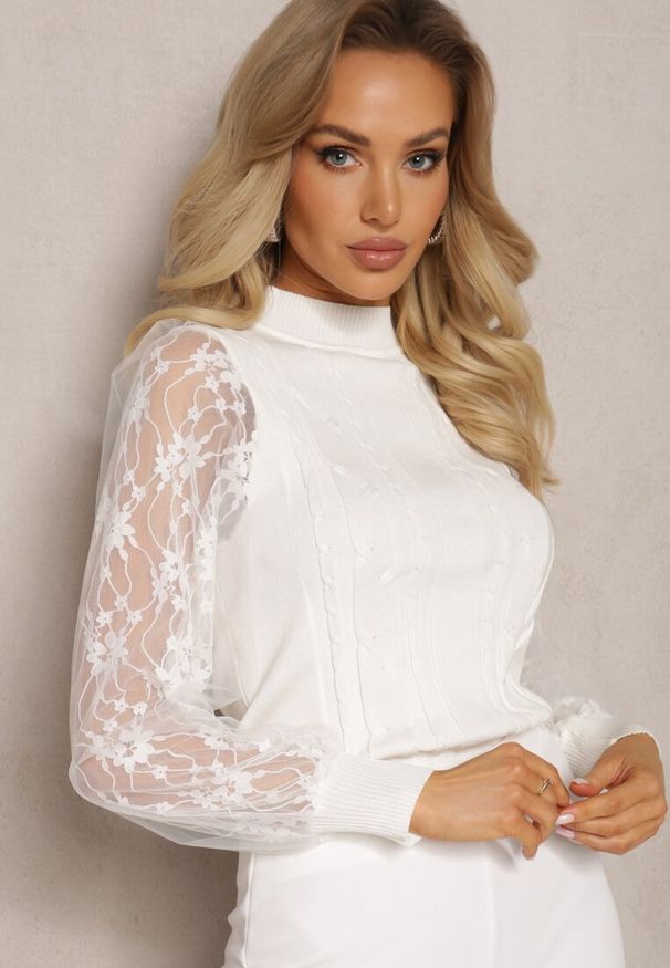 Renee - Biały Golf ze Wstawkami z Siateczki na Rękawach Yelira. Okazja: na co dzień. Typ kołnierza: golf. Kolor: biały. Materiał: jeans. Wzór: aplikacja. Styl: casual