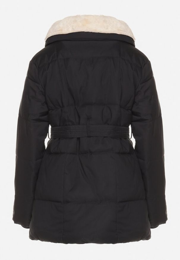 Born2be - Czarna Pikowana Kurtka z Futerkowym Kołnierzem i Wiązanym Paskiem Seratta. Okazja: na co dzień. Kolor: czarny. Materiał: jeans. Styl: elegancki, casual