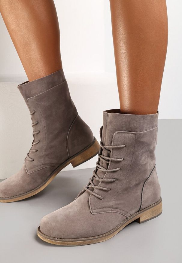 Renee - Szare Botki Phoebima. Wysokość cholewki: za kostkę. Nosek buta: okrągły. Zapięcie: sznurówki. Kolor: szary. Materiał: jeans, zamsz. Szerokość cholewki: normalna. Obcas: na obcasie. Styl: klasyczny. Wysokość obcasa: niski